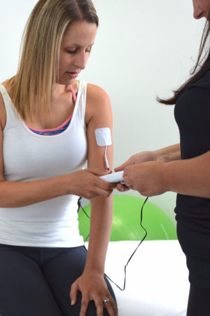 Traitement d'électrothérapie  Le kinésithérapeute sportif est de plus en plus présent et en demande dans les milieux sportifs. Ses actions bienfaisantes sur la musculature et le système nerveux lui confère une place de choix dans le cœur des athlètes et constitue un atout important pour toutes les équipes médico-sportives. La gestion des blessures du sport comprend le traitement dans son ensemble, depuis le moment où la blessure se produit jusqu’à ce que le sportif ait complètement récupéré.